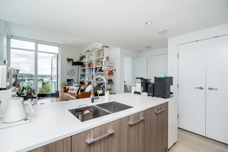 1702 2221 E 30TH AVENUE - photo 4 of 35