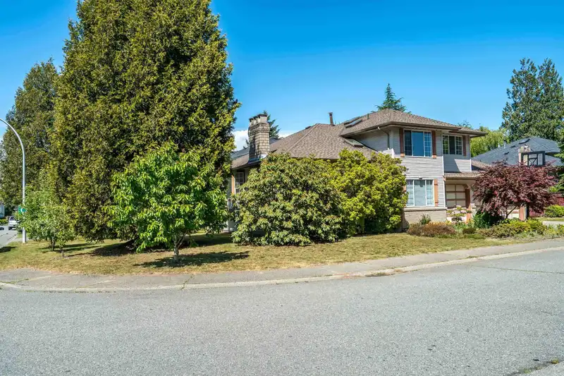 15911 111 AVENUE - photo 2 of 39