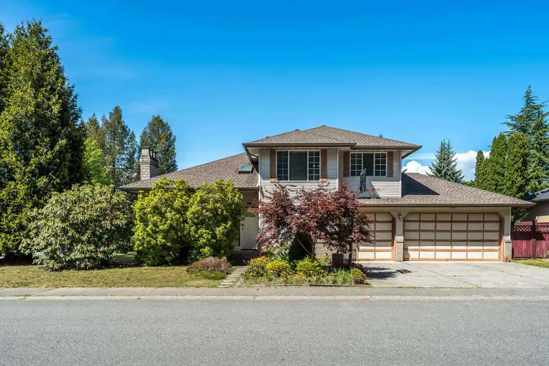 15911 111 AVENUE - photo 3 of 39