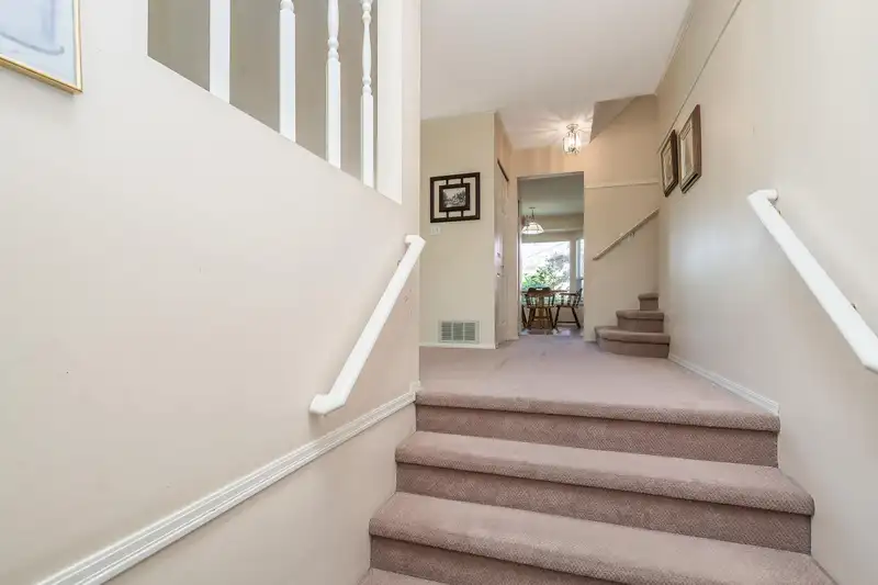 15911 111 AVENUE - photo 4 of 39