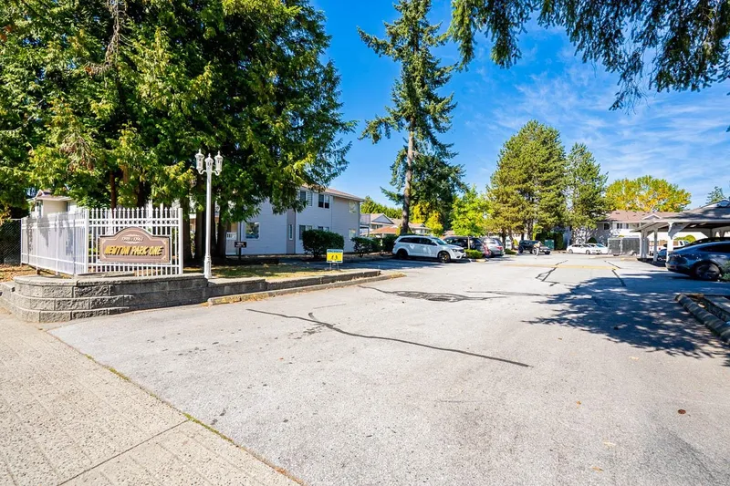 104 13915 72 AVENUE - photo 2 of 25