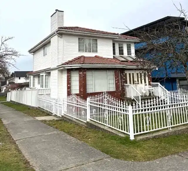 5095 NANAIMO STREET - photo 3 of 23