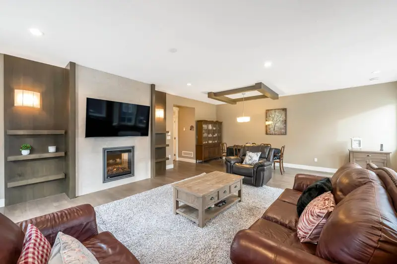 10 15977 26 AVENUE - photo 2 of 25