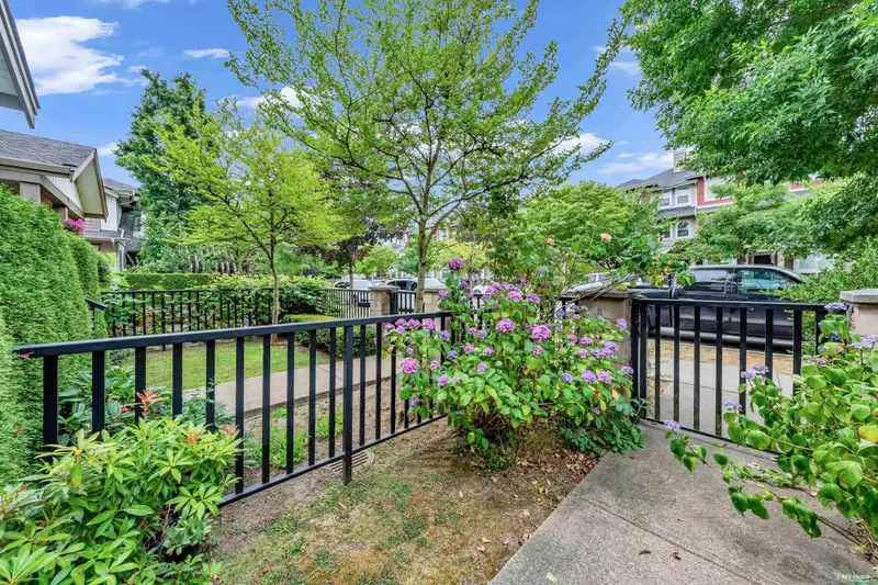 11 15933 86A AVENUE - photo 3 of 37