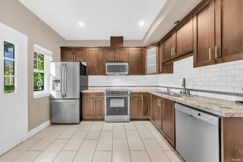 11 15933 86A AVENUE - photo 4 of 37