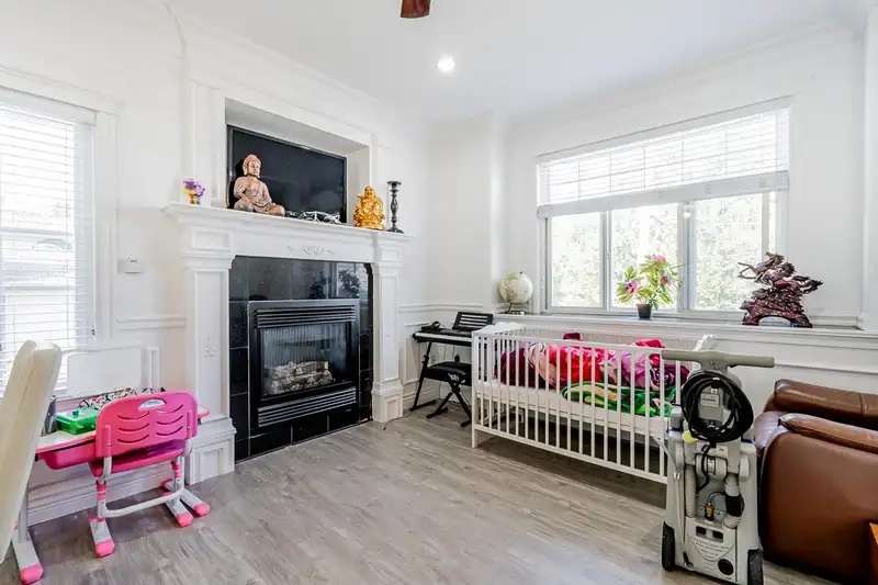 15984 92 AVENUE - photo 3 of 28
