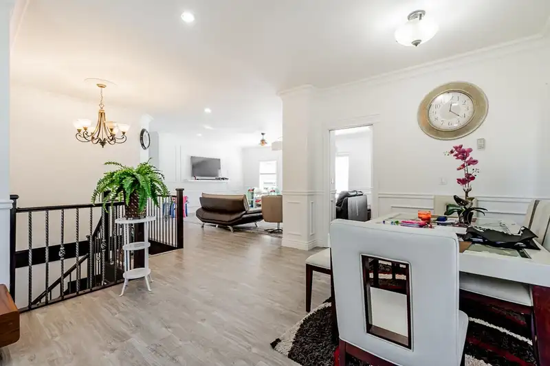 15984 92 AVENUE - photo 4 of 28
