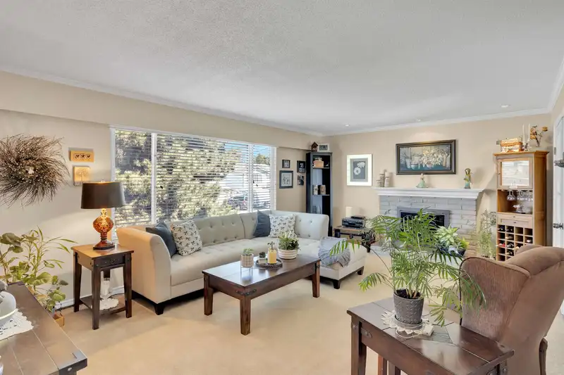 5444 45 AVENUE - photo 2 of 23