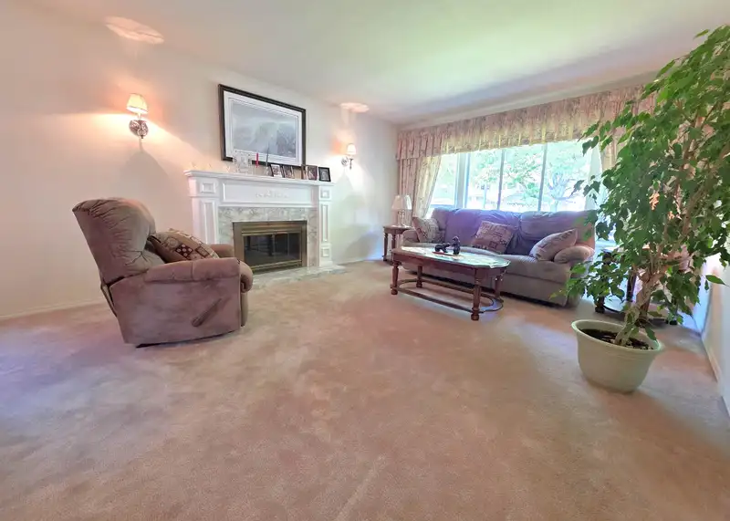 15734 97A AVENUE - photo 4 of 30