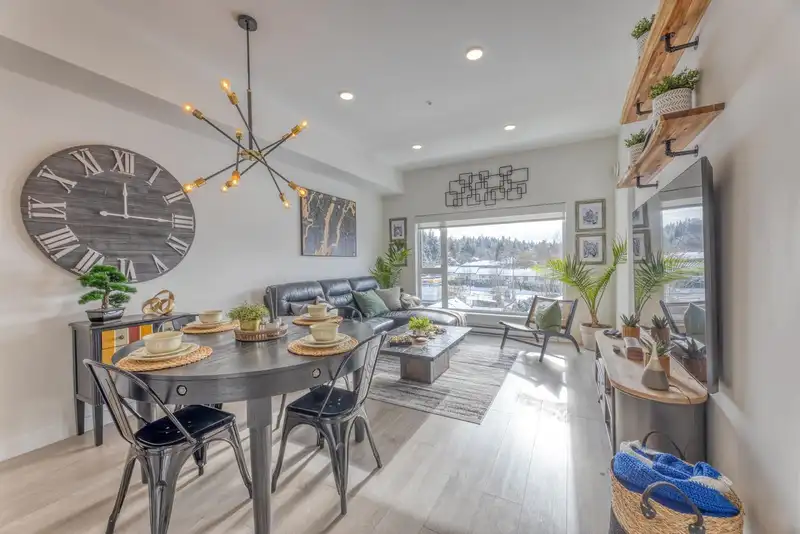 405 2345 RINDALL AVENUE - photo 1 of 20