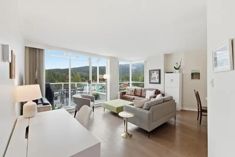 1004 995 ROCHE POINT DRIVE - photo 1 of 36