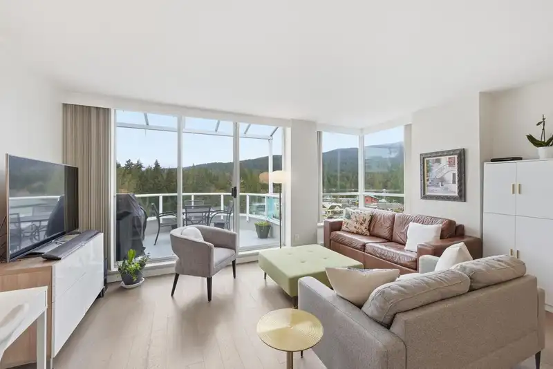 1004 995 ROCHE POINT DRIVE - photo 2 of 36