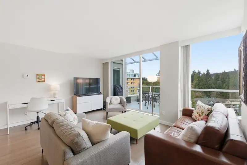 1004 995 ROCHE POINT DRIVE - photo 3 of 36