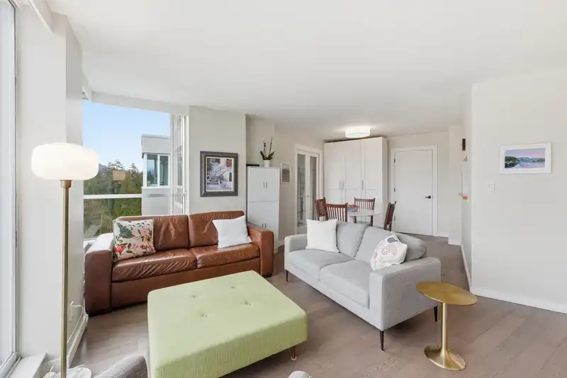 1004 995 ROCHE POINT DRIVE - photo 4 of 36