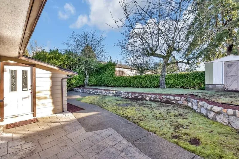 10320 140 STREET - photo 3 of 8