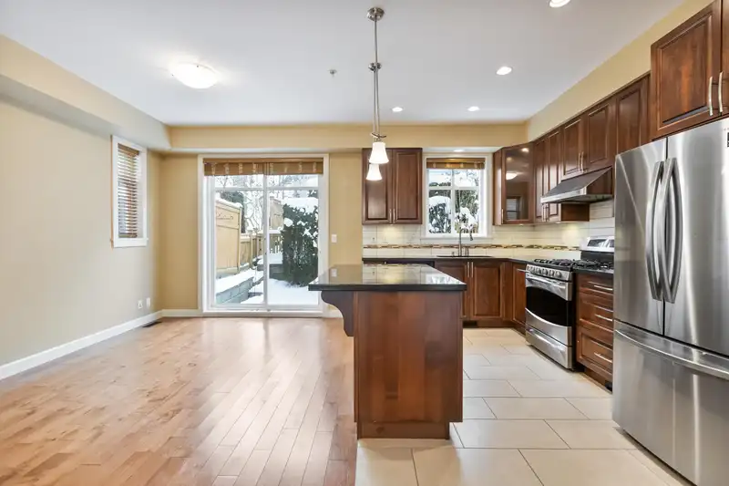 7 20738 84 AVENUE - photo 3 of 36
