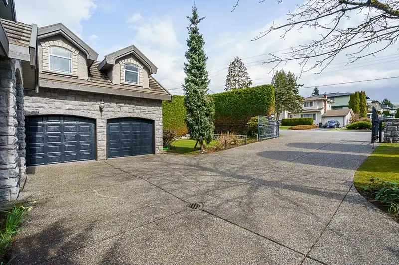 3685 PHILLIPS AVENUE - photo 4 of 40