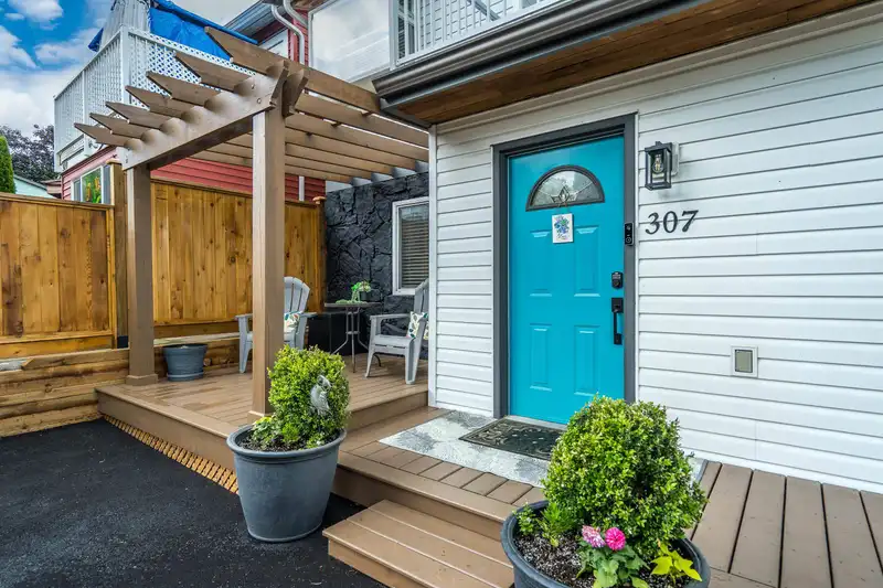 307 NICHOLAS CRESCENT - photo 4 of 40