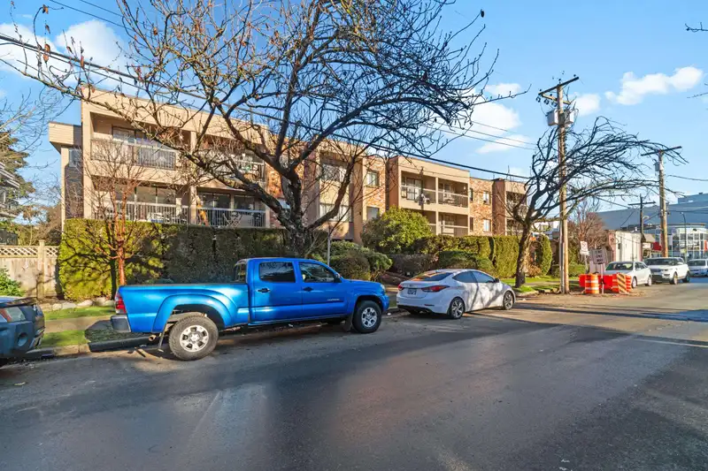 201 1825 W 8TH AVENUE - photo 2 of 38