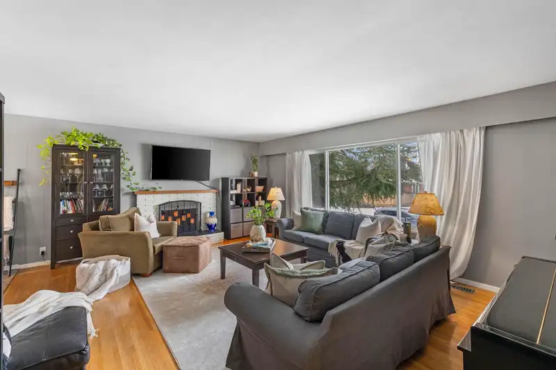 5185 MASSEY DRIVE - photo 4 of 40