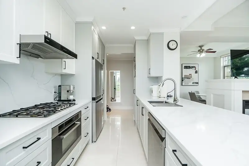 509 4685 VALLEY DRIVE - photo 1 of 39