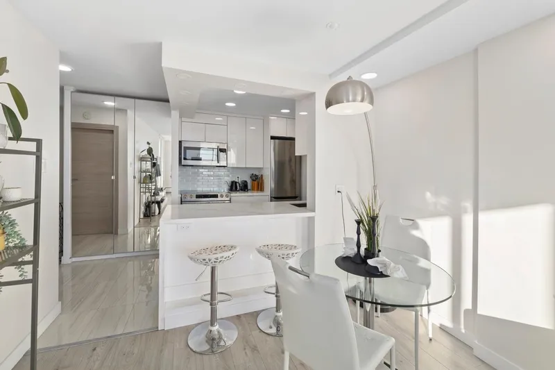 1601 2004 FULLERTON AVENUE - photo 2 of 25