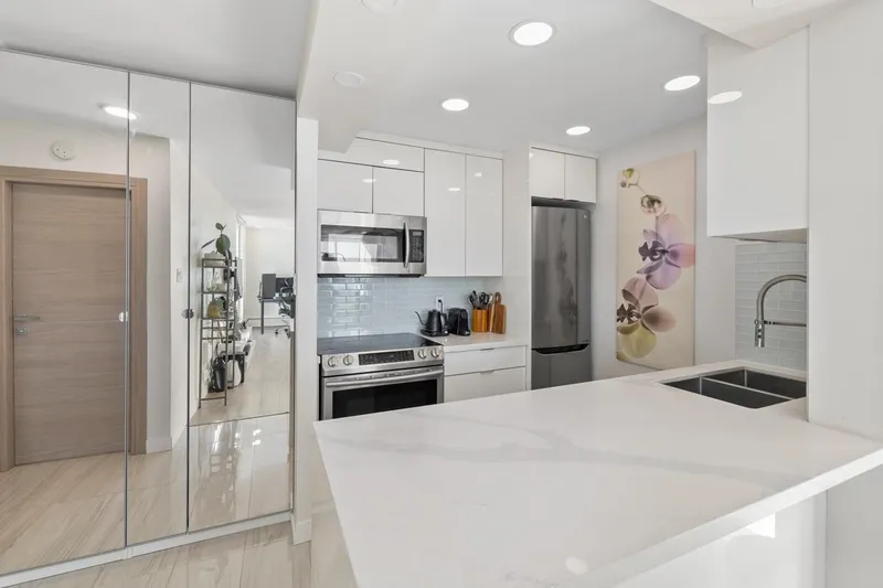 1601 2004 FULLERTON AVENUE - photo 3 of 25