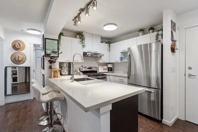 205 9319 UNIVERSITY CRESCENT - photo 1 of 25