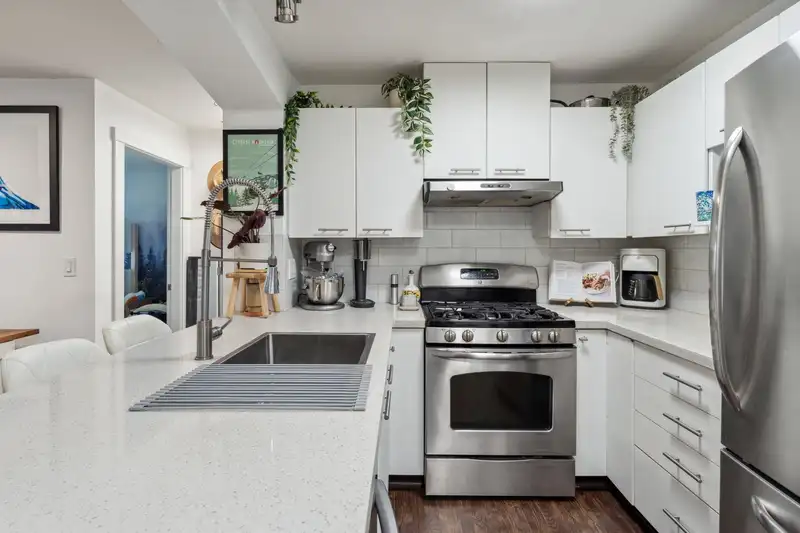 205 9319 UNIVERSITY CRESCENT - photo 2 of 25
