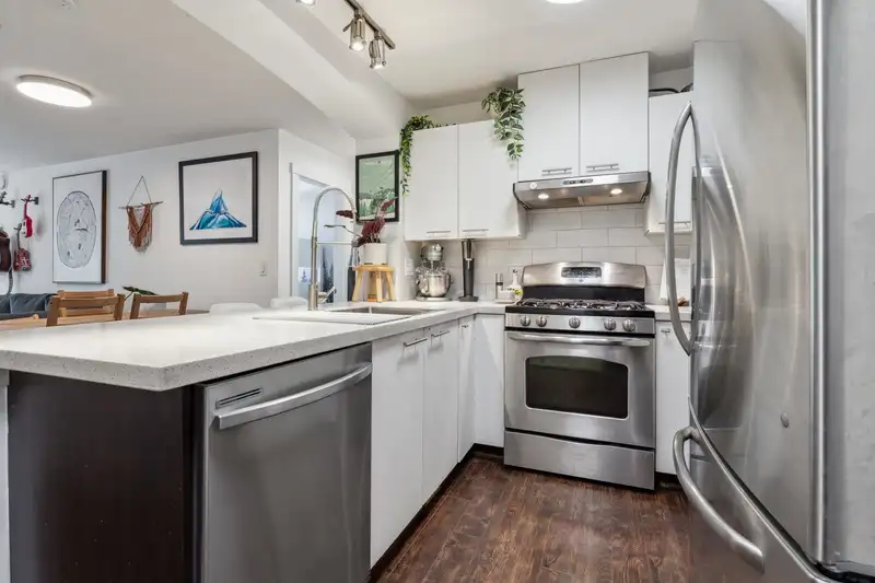 205 9319 UNIVERSITY CRESCENT - photo 4 of 25