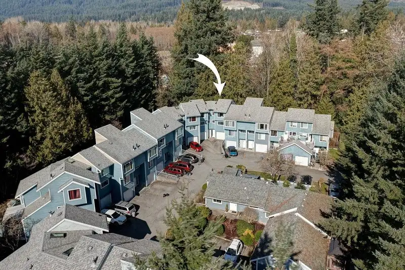 5 822 GIBSONS WAY - photo 1 of 33