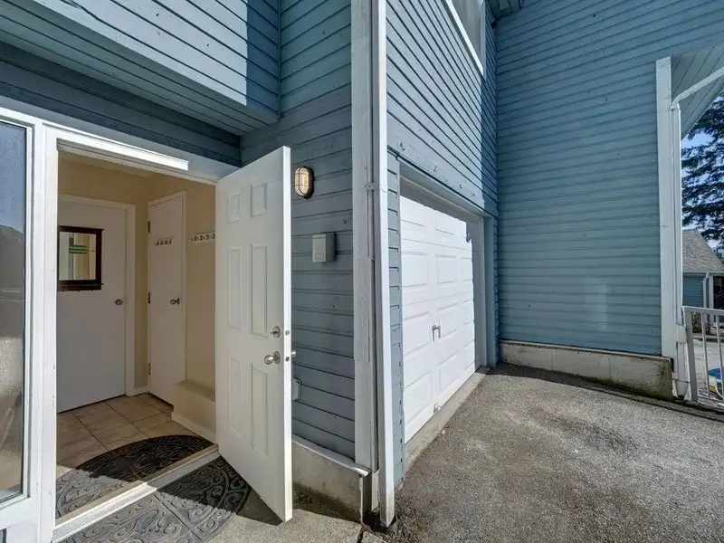 5 822 GIBSONS WAY - photo 4 of 33