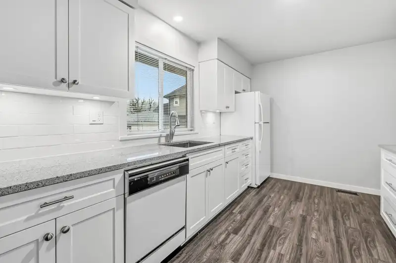 474 DIXON STREET - photo 4 of 40