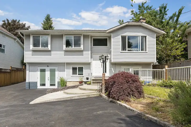 27423 32ND AVENUE - photo 1 of 38