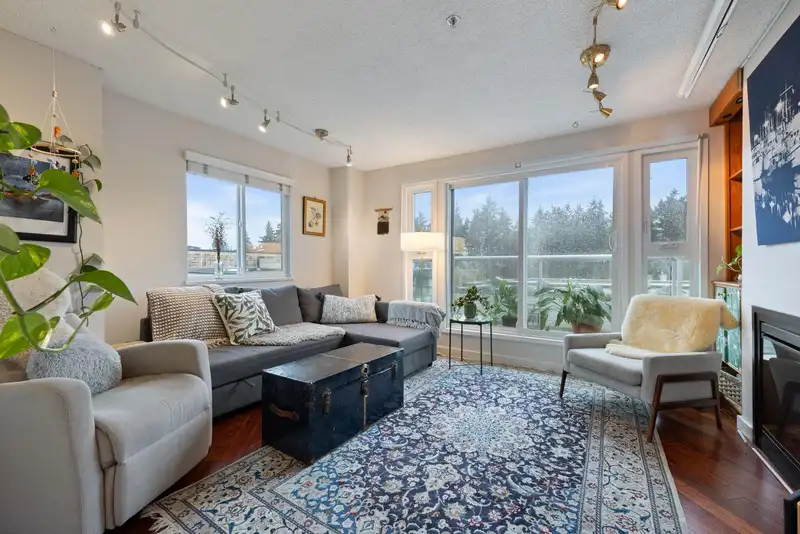 15 877 W 7TH AVENUE - photo 2 of 31