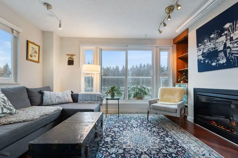 15 877 W 7TH AVENUE - photo 4 of 31