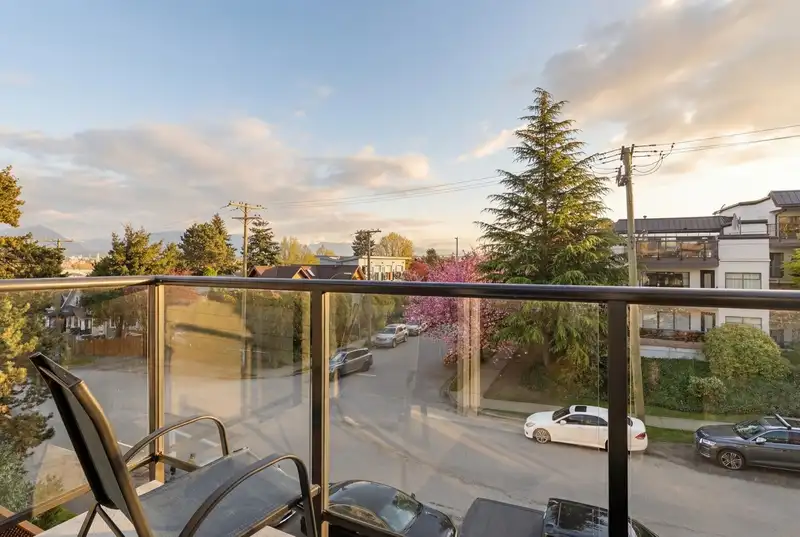 10 2223 PRINCE EDWARD STREET - photo 2 of 24