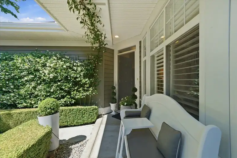 106 5900 FERRY ROAD - photo 3 of 40
