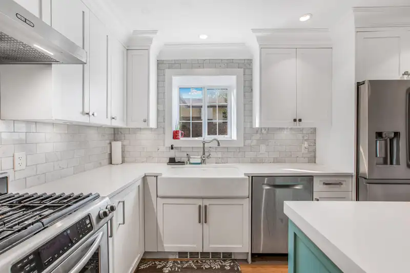 13596 60 AVENUE - photo 3 of 40