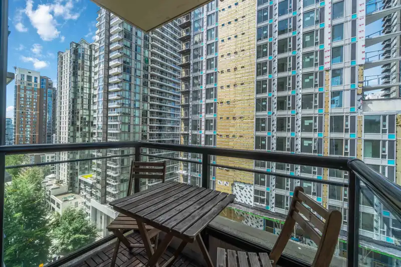 1408 1295 RICHARDS STREET - photo 2 of 16