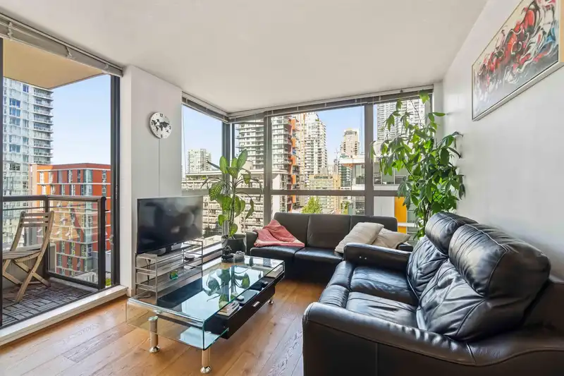1408 1295 RICHARDS STREET - photo 3 of 16