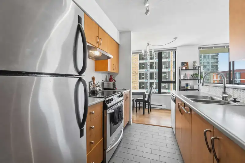 1408 1295 RICHARDS STREET - photo 4 of 16