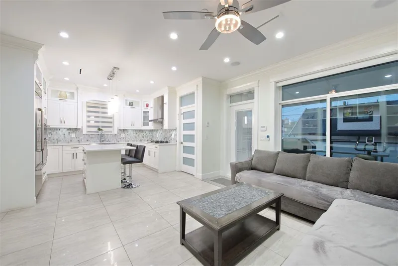 5886 SHERBROOKE STREET - photo 4 of 25