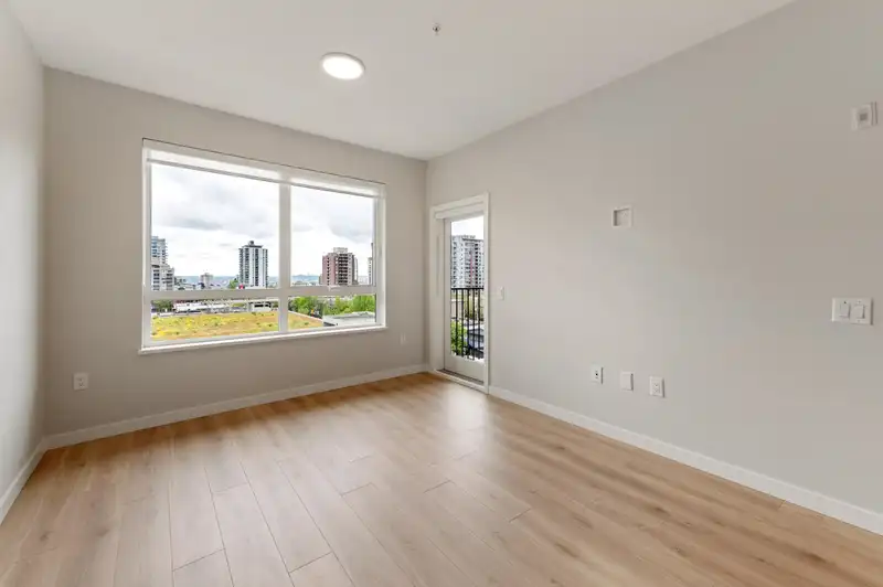 602 110 E 17TH STREET - photo 4 of 37