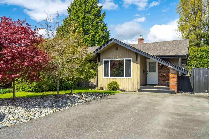 15669 20 AVENUE - photo 1 of 24