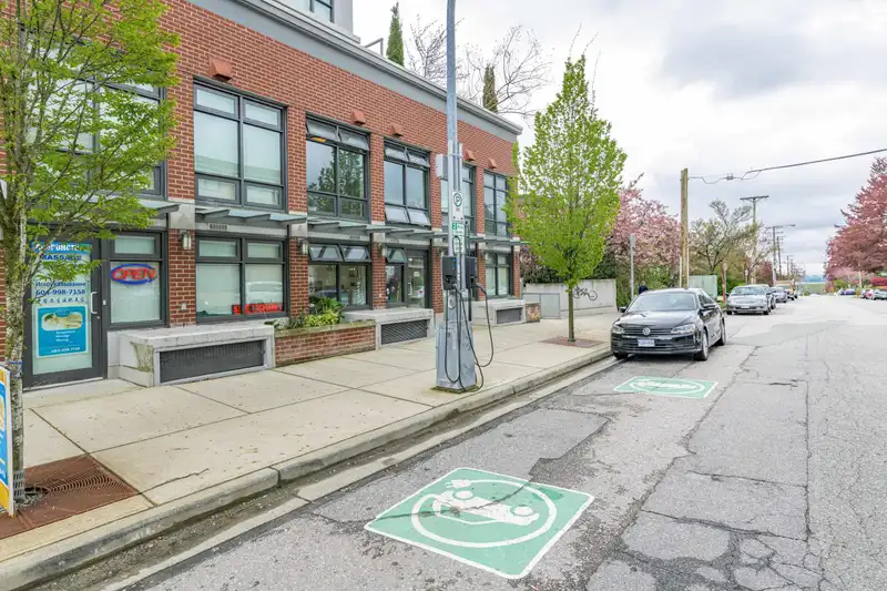 102 258 SIXTH STREET - photo 2 of 39
