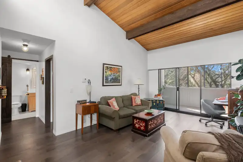 301 5553 16 AVENUE - photo 2 of 27