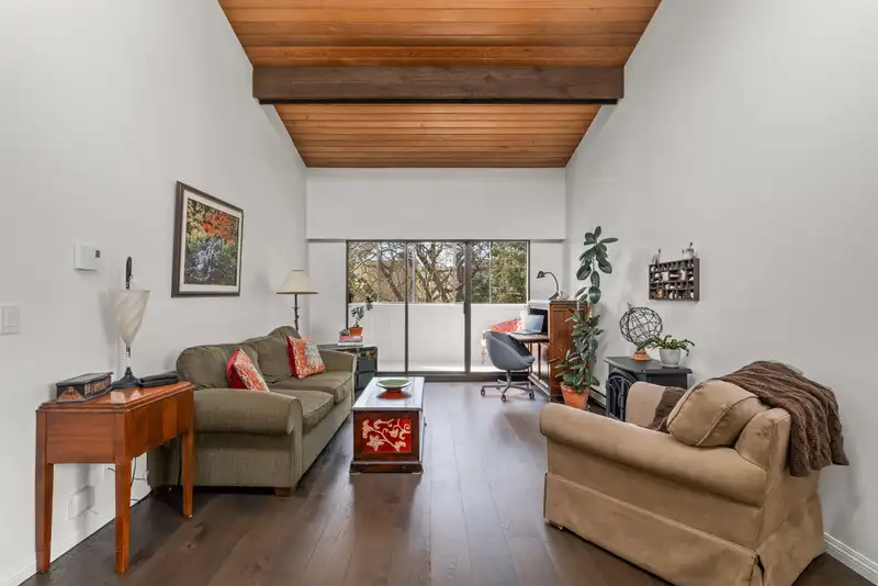 301 5553 16 AVENUE - photo 3 of 27