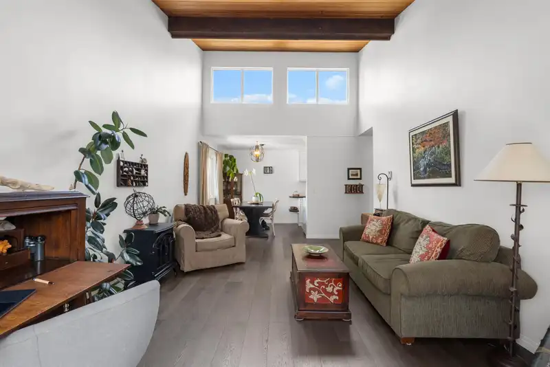 301 5553 16 AVENUE - photo 4 of 27
