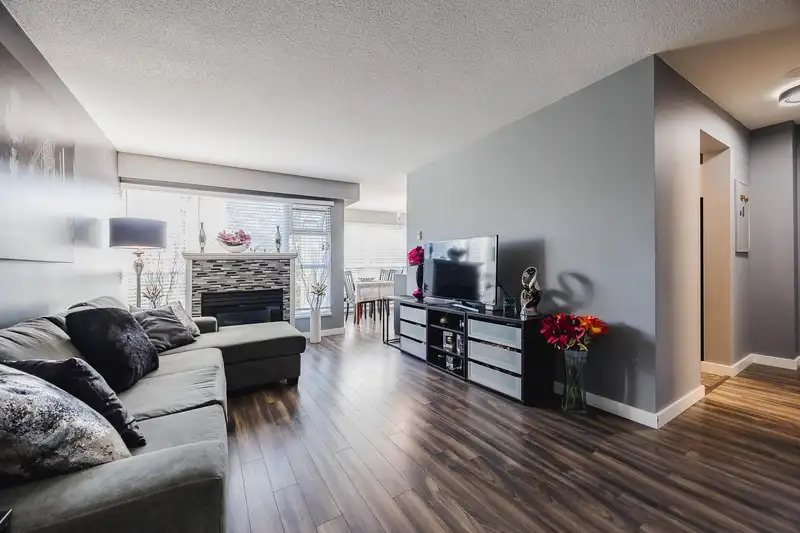 706 9830 WHALLEY BOULEVARD - photo 3 of 34